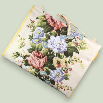 Housse ordinateur 13 pouces en tissu floral élégant et romantique, motif rétro champêtre, création originale faite main à Paris, étui doublé réversible.