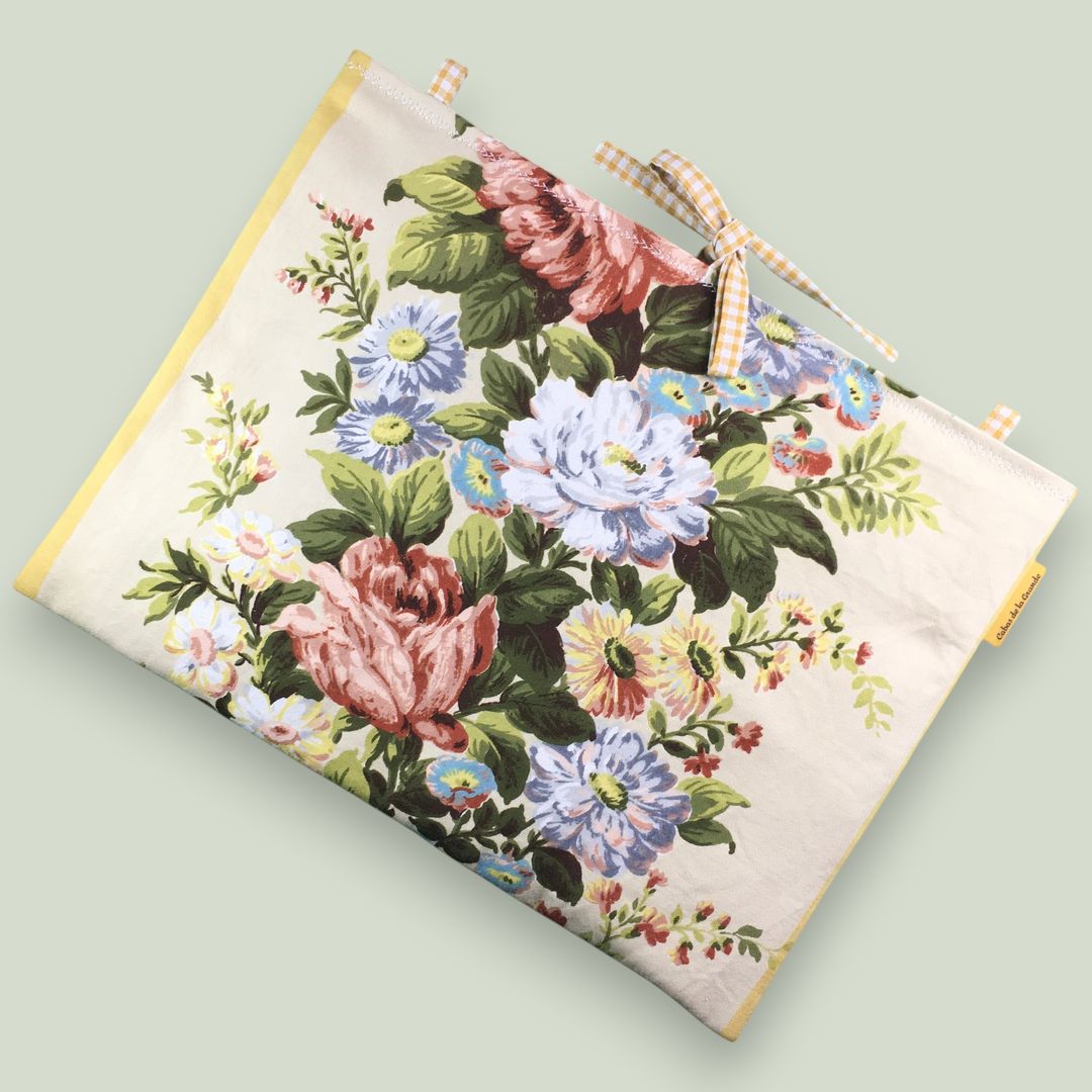 Housse ordinateur 13 pouces en tissu floral élégant et romantique, motif rétro champêtre, création originale faite main à Paris, étui doublé réversible.