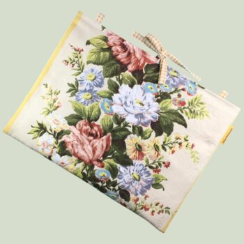Housse ordinateur 13 pouces en tissu floral élégant et romantique, motif rétro champêtre, création originale faite main à Paris, étui doublé réversible. Exemplaire 1, recto face A.
