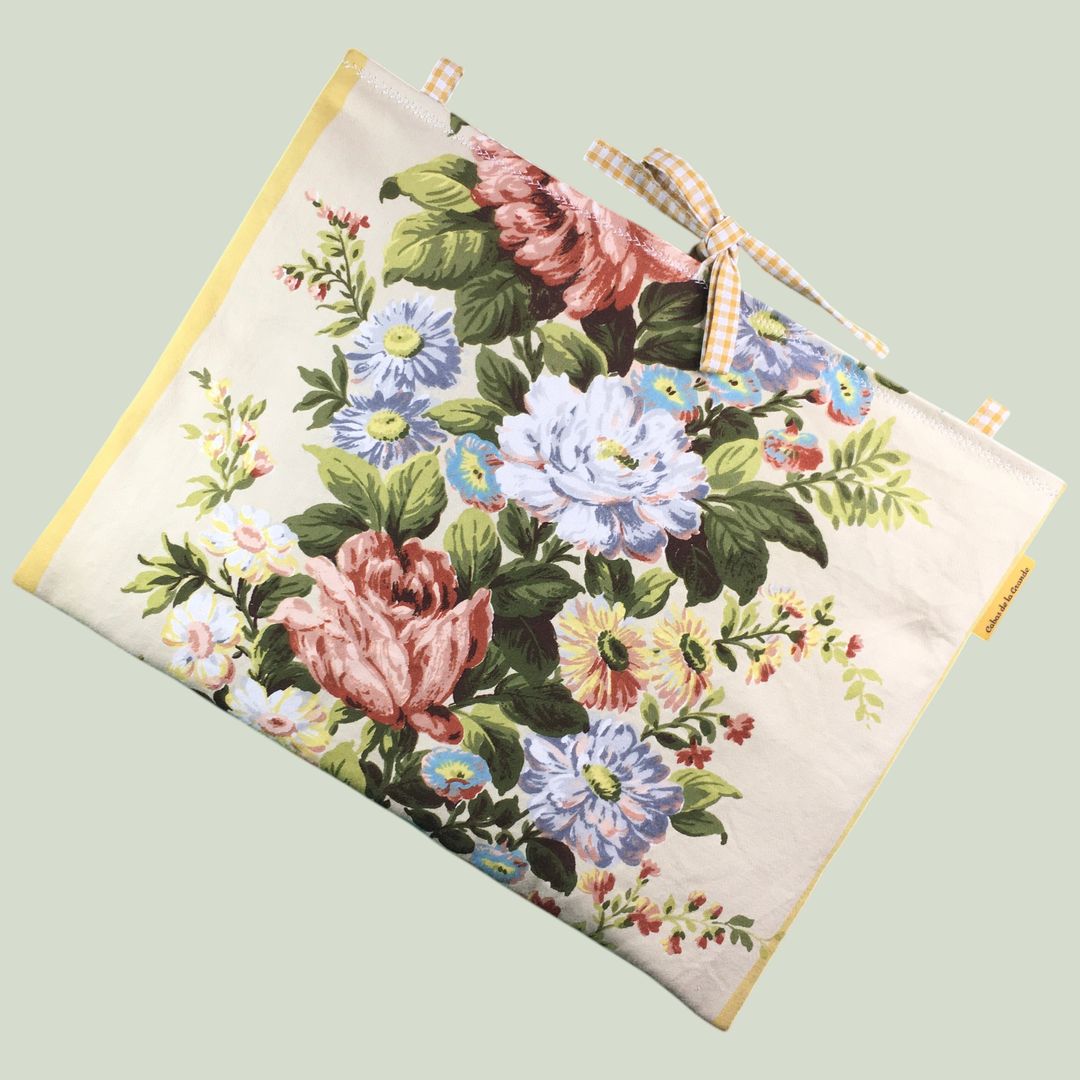Housse ordinateur 13 pouces en tissu floral élégant et romantique, motif rétro champêtre, création originale faite main à Paris, étui doublé réversible. Exemplaire 1, recto face A.