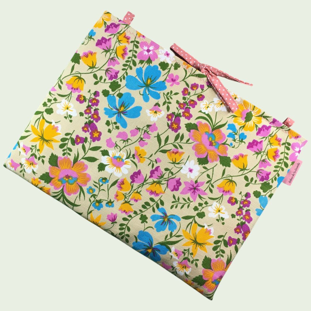 Housse ordinateur 13 pouces Flower Power sixties en toile vintage de 1967, création originale faite main à Paris, étui doublé réversible. Exemplaire 2, recto face A.