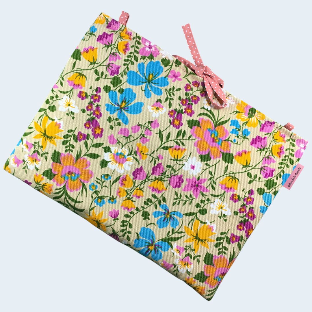 Housse ordinateur 13 pouces Flower Power sixties en toile vintage de 1967, création originale faite main à Paris, étui doublé réversible. Exemplaire 3, recto face A.