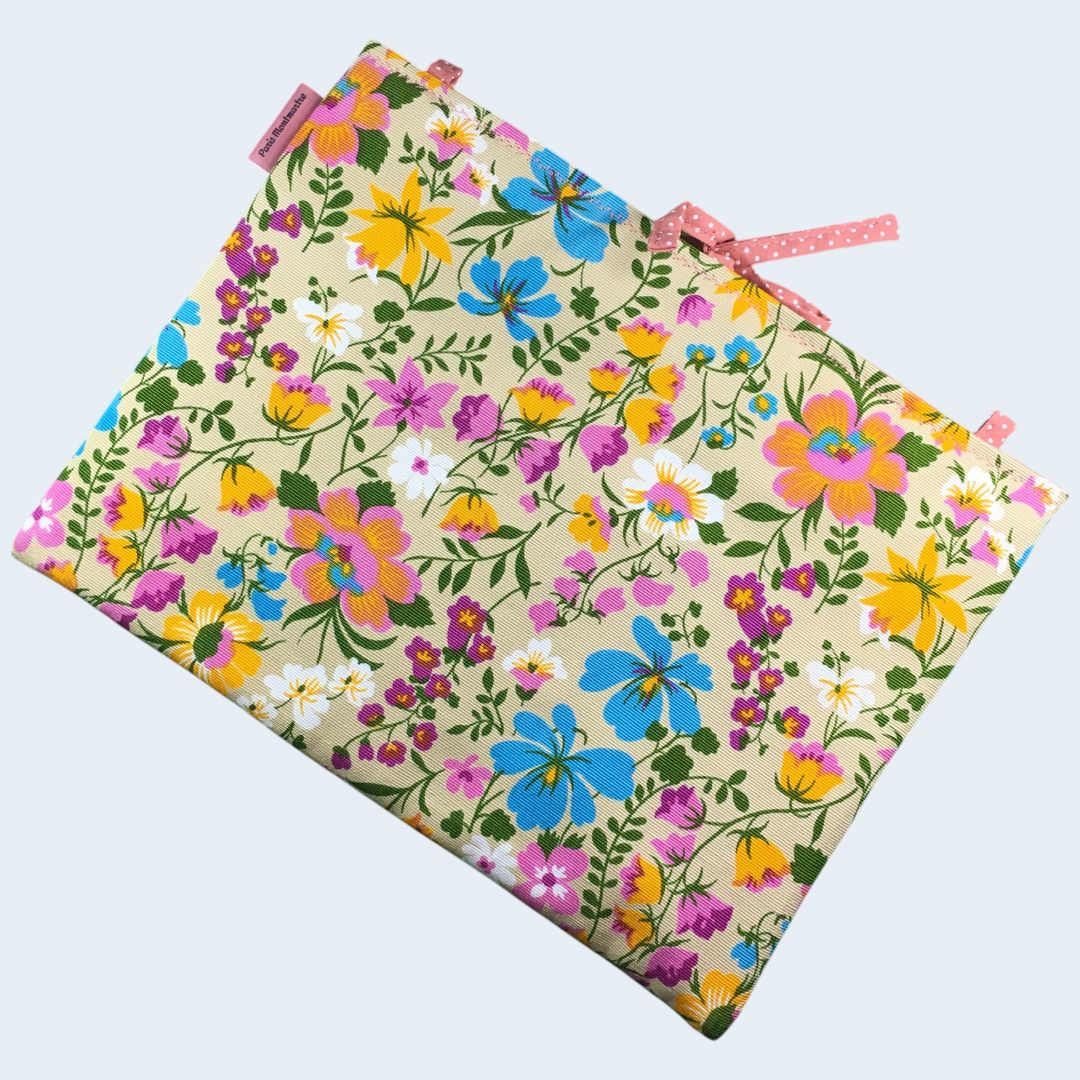 Housse ordinateur 13 pouces Flower Power sixties en toile vintage de 1967, création originale faite main à Paris, étui doublé réversible. Exemplaire 3, recto face B.