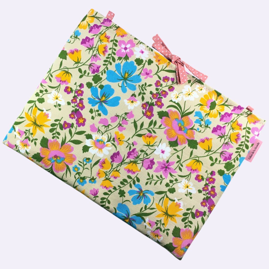 Housse ordinateur 13 pouces Flower Power sixties en toile vintage de 1967, création originale faite main à Paris, étui doublé réversible. Exemplaire 4, recto face A.