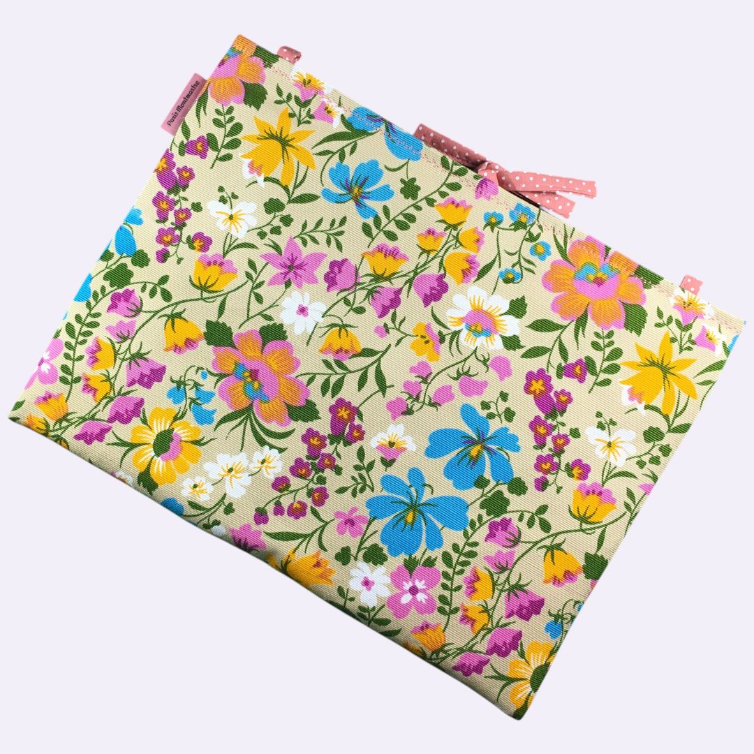 Housse ordinateur 13 pouces Flower Power sixties en toile vintage de 1967, création originale faite main à Paris, étui doublé réversible. Exemplaire 4, recto face B.