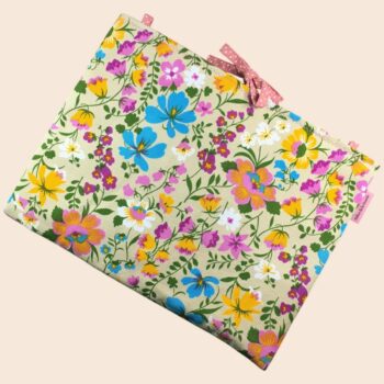 Housse ordinateur 13 pouces Flower Power sixties en toile vintage de 1967, création originale faite main à Paris, étui doublé réversible. Exemplaire 5, recto face A.