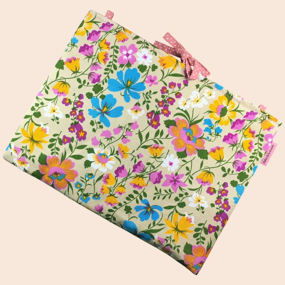 Housse ordinateur 13 pouces Flower Power sixties en toile vintage de 1967, création originale faite main à Paris, étui doublé réversible. Exemplaire 5, recto face A.