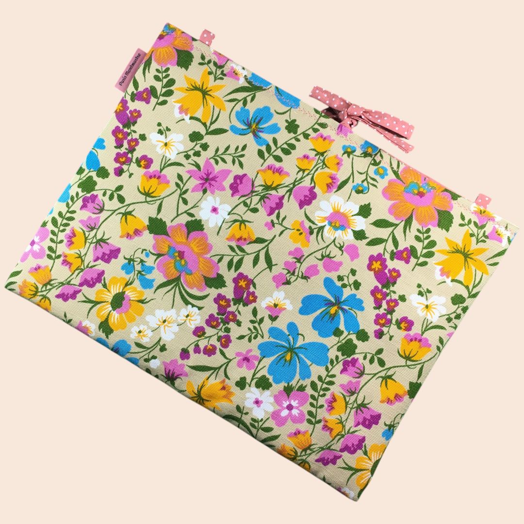 Housse ordinateur 13 pouces Flower Power sixties en toile vintage de 1967, création originale faite main à Paris, étui doublé réversible. Exemplaire 5, recto face B.