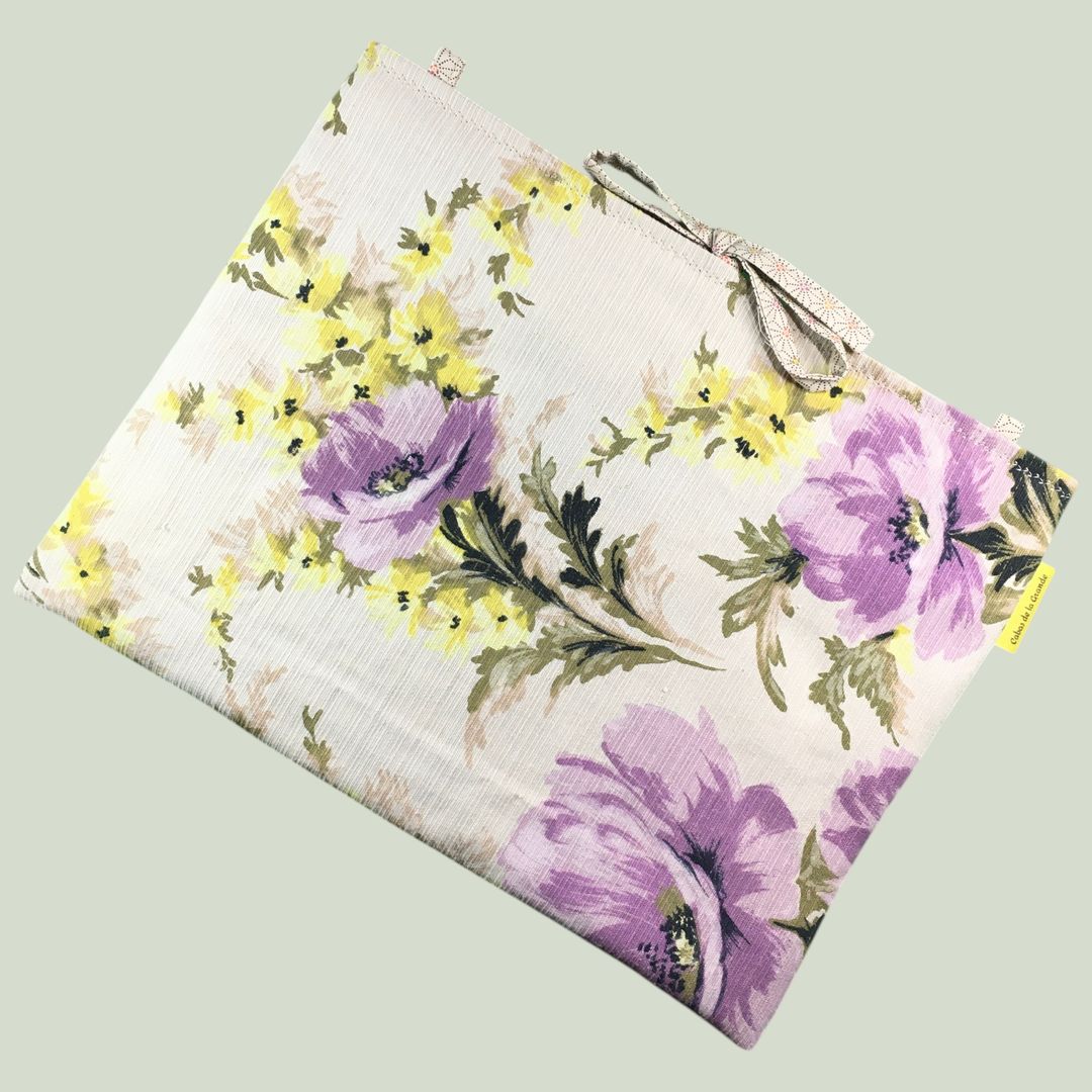 Housse pour ordinateur 13 pouces, fleurie et romantique, en tissu vintage, création originale pièce unique, étui doublé réversible. Exemplaire 1 face A.