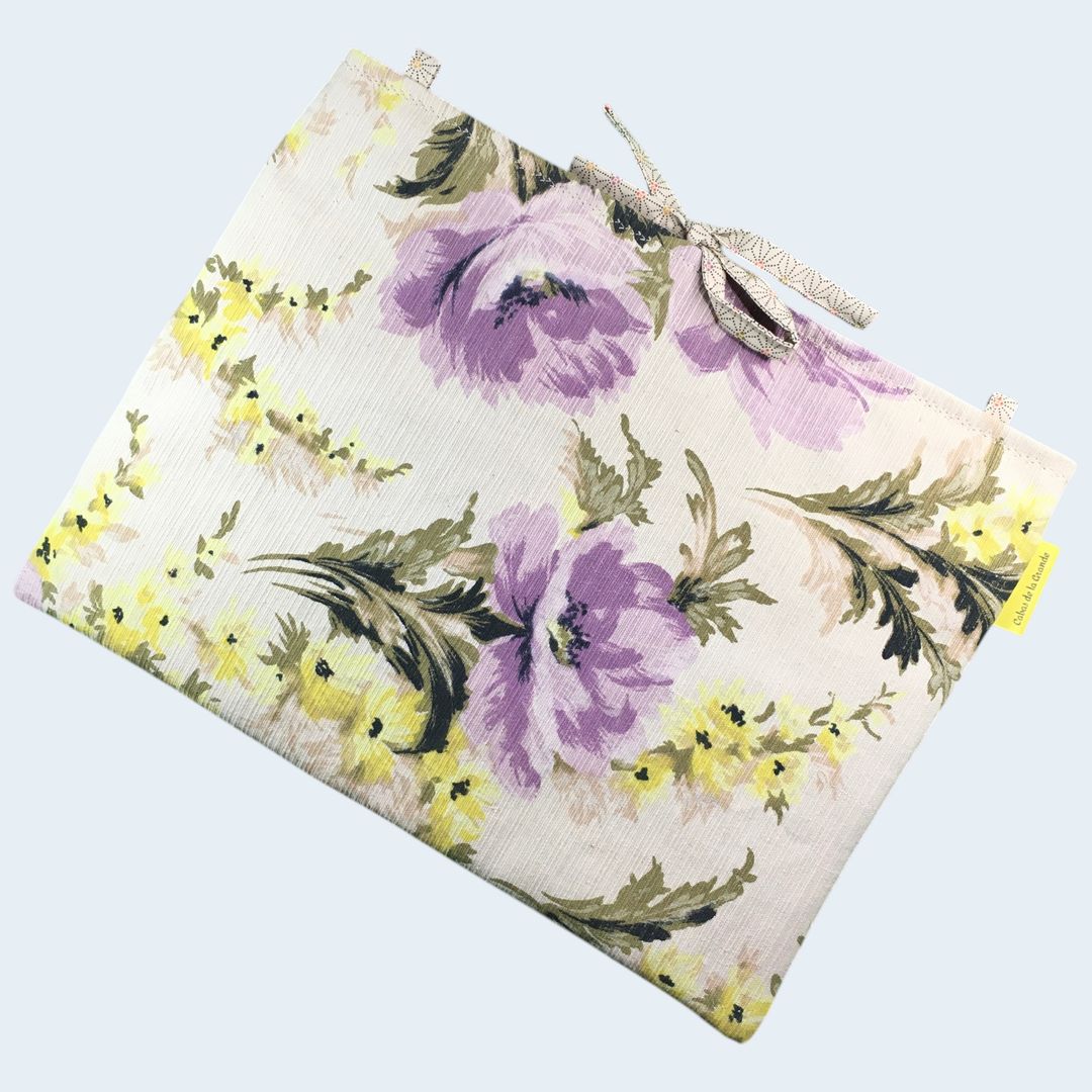Housse pour ordinateur 13 pouces, fleurie et romantique, en tissu vintage, création originale pièce unique, étui doublé réversible. Exemplaire 2 face A.