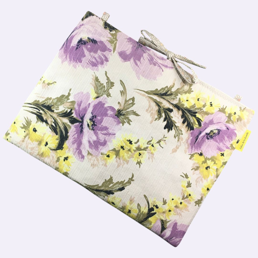 Housse pour ordinateur 13 pouces, fleurie et romantique, en tissu vintage, création originale pièce unique, étui doublé réversible. Exemplaire 3 face A.