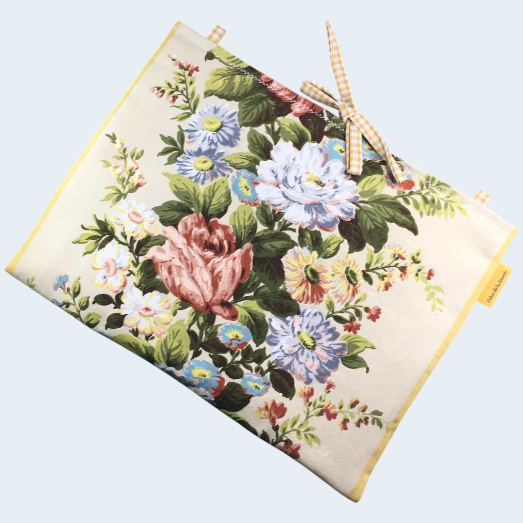 Housse ordinateur 13 pouces en tissu floral élégant et romantique, motif rétro champêtre, création originale faite main à Paris, étui doublé réversible. Exemplaire 2, recto face A.