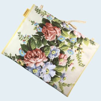 Housse ordinateur 13 pouces en tissu floral élégant et romantique, motif rétro champêtre, création originale faite main à Paris, étui doublé réversible. Exemplaire 2, recto face B.