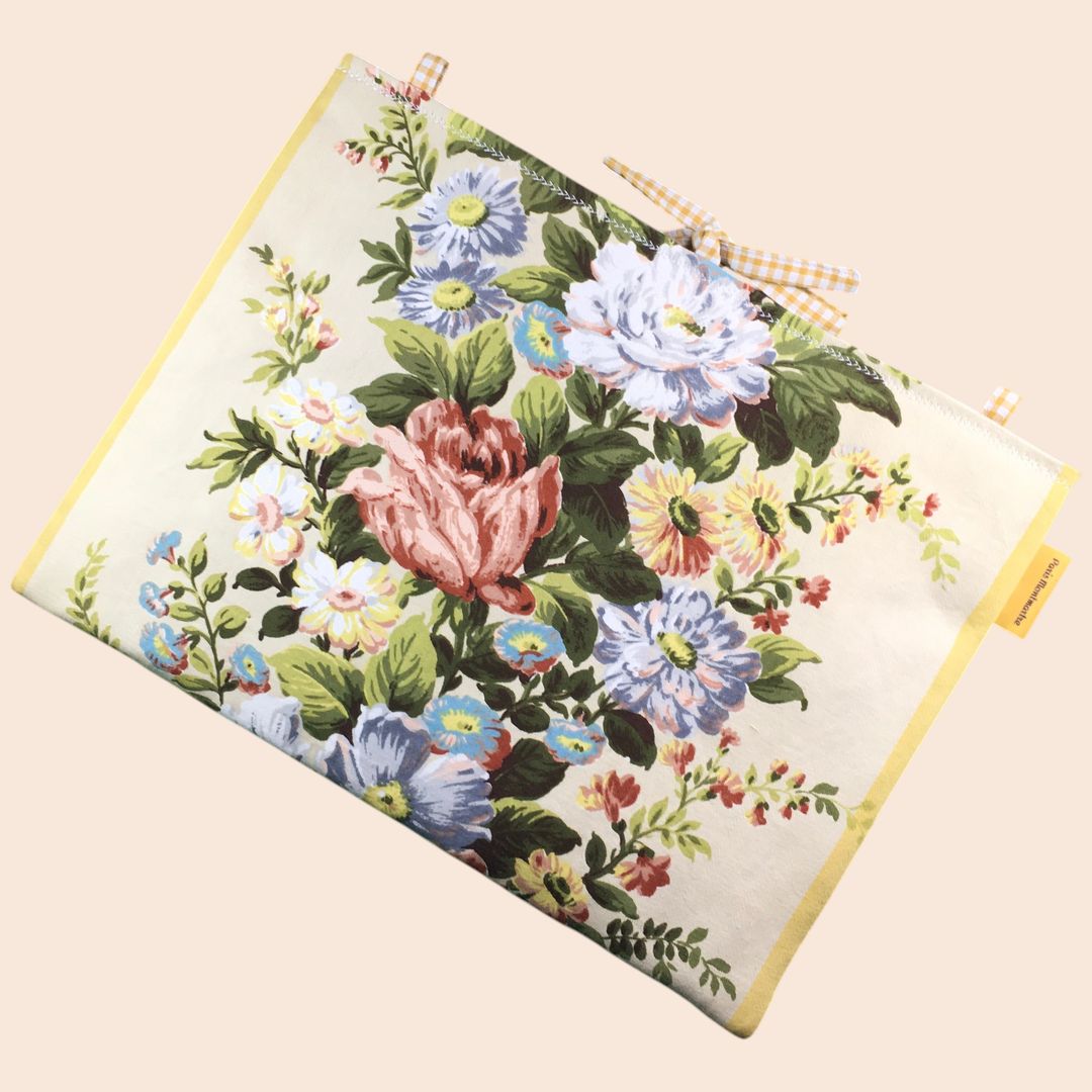 Housse ordinateur 13 pouces en tissu floral élégant et romantique, motif rétro champêtre, création originale faite main à Paris, étui doublé réversible. Exemplaire 3, recto face A.