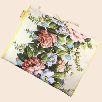 Housse ordinateur 13 pouces en tissu floral élégant et romantique, motif rétro champêtre, création originale faite main à Paris, étui doublé réversible. Exemplaire 3, recto face B.