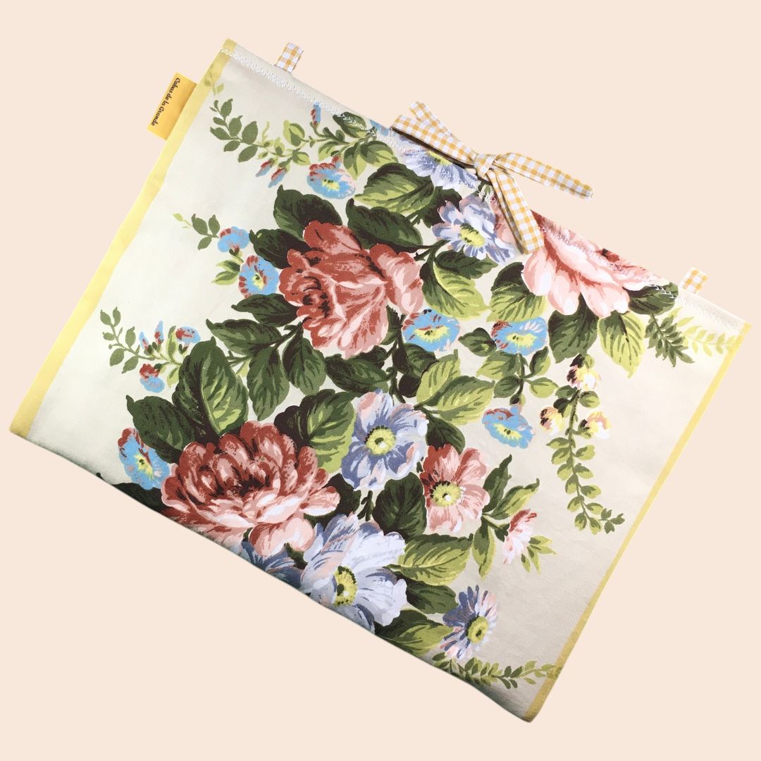Housse ordinateur 13 pouces en tissu floral élégant et romantique, motif rétro champêtre, création originale faite main à Paris, étui doublé réversible. Exemplaire 3, recto face B.