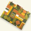 Housse ordinateur 13 pouces en tissu vintage graphique vert olive, brun orangé et jaune, création originale faite main à Paris, étui doublé réversible.