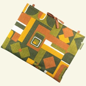 Housse ordinateur 13 pouces en tissu vintage graphique vert olive, brun orangé et jaune, création originale faite main à Paris, étui doublé réversible. Exemplaire 1 recto face A.