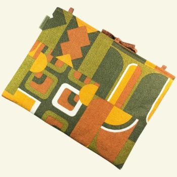 Housse ordinateur 13 pouces en tissu vintage graphique vert olive, brun orangé et jaune, création originale faite main à Paris, étui doublé réversible. Exemplaire 1 recto face B.