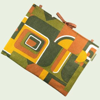 Housse ordinateur 13 pouces en tissu vintage graphique vert olive, brun orangé et jaune, création originale faite main à Paris, étui doublé réversible. Exemplaire 2 recto face A.