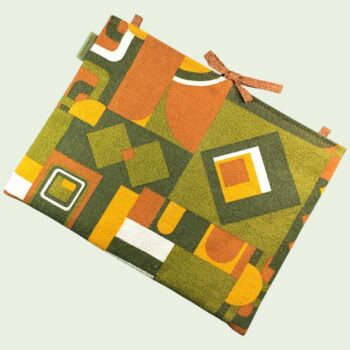 Housse ordinateur 13 pouces en tissu vintage graphique vert olive, brun orangé et jaune, création originale faite main à Paris, étui doublé réversible. Exemplaire 2 recto face B.