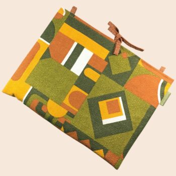 Housse ordinateur 13 pouces en tissu vintage graphique vert olive, brun orangé et jaune, création originale faite main à Paris, étui doublé réversible. Exemplaire 3 recto face A.