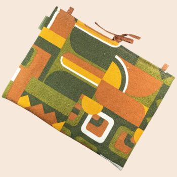 Housse ordinateur 13 pouces en tissu vintage graphique vert olive, brun orangé et jaune, création originale faite main à Paris, étui doublé réversible. Exemplaire 3 recto face B.