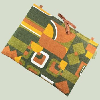Housse ordinateur 13 pouces en tissu vintage graphique vert olive, brun orangé et jaune, création originale faite main à Paris, étui doublé réversible. Exemplaire 4 recto face A.
