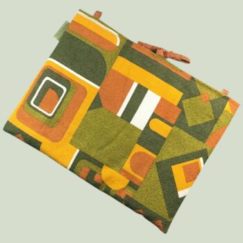 Housse ordinateur 13 pouces en tissu vintage graphique vert olive, brun orangé et jaune, création originale faite main à Paris, étui doublé réversible. Exemplaire 4 recto face B.