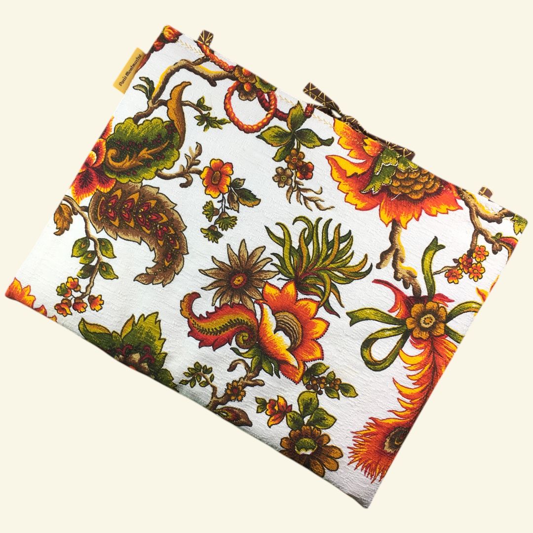 Housse matelassée vintage baroque, pour ordinateur 13 pouces, création originale pièce unique, tissu revalorisé Beldecor années 1960s. Exemplaire 1 face B.