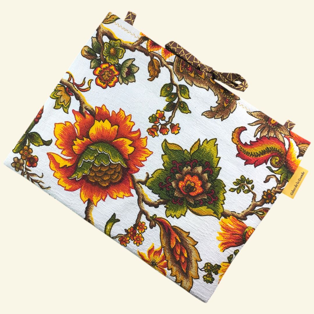 Housse matelassée vintage baroque, pochette à livres et tablettes, création originale pièce unique, tissu revalorisé Beldecor années 1960s. Taille 11-12 pouces. Exemplaire 1 face A.