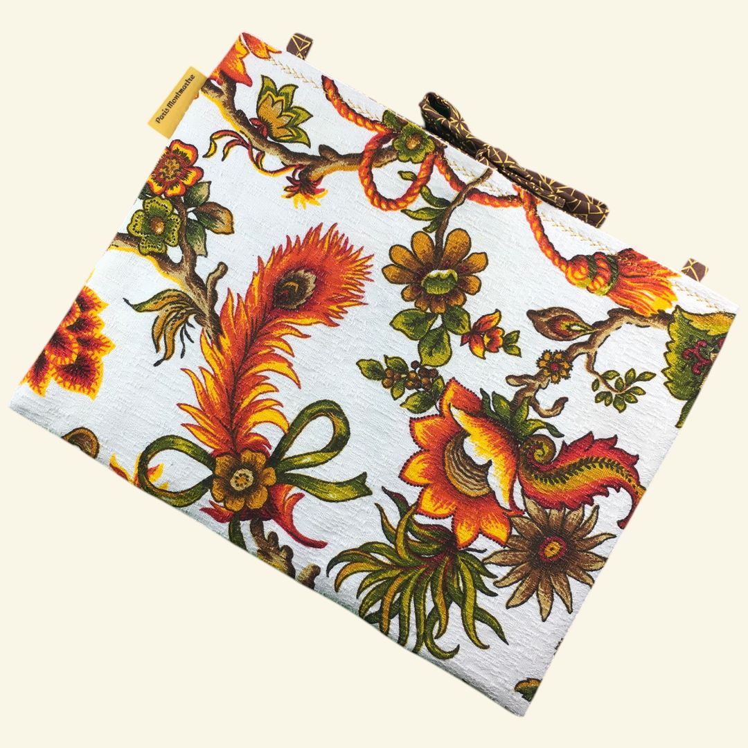 Housse matelassée vintage baroque, pochette à livres et tablettes, création originale pièce unique, tissu revalorisé Beldecor années 1960s. Taille 11-12 pouces. Exemplaire 1 face B.