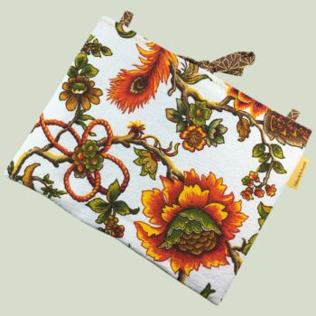 Housse matelassée vintage baroque, pochette à livres et tablettes, création originale pièce unique, tissu revalorisé Beldecor années 1960s. Taille 11-12 pouces. Exemplaire 2 face A.