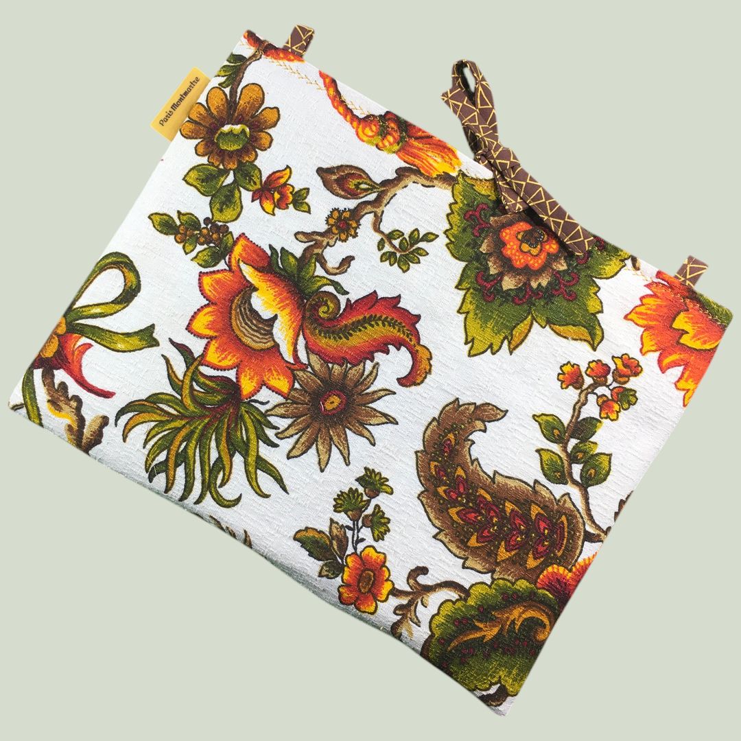 Housse matelassée vintage baroque, pochette à livres et tablettes, création originale pièce unique, tissu revalorisé Beldecor années 1960s. Taille 11-12 pouces. Exemplaire 2 face B.