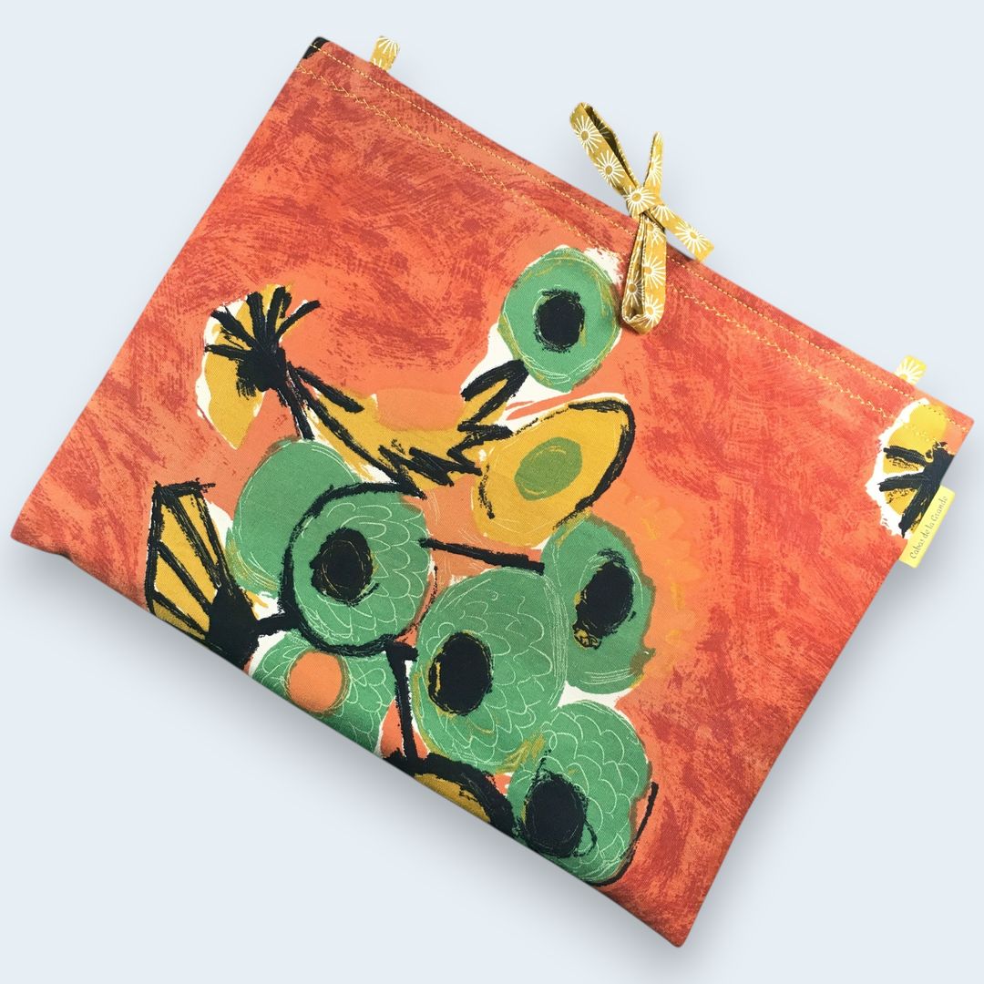 Housse matelassée pour livres et tablettes en Housse ordinateur 13 pouces en tissu fleuri stylisé et coloré, création originale faite main à Paris, étui doublé réversible.