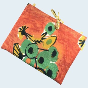 Housse ordinateur 13 pouces en tissu fleuri stylisé et coloré, création originale faite main à Paris, étui doublé réversible. Exemplaire 1 recto face A.
