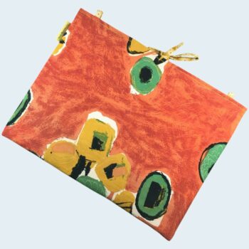 Housse ordinateur 13 pouces en tissu fleuri stylisé et coloré, création originale faite main à Paris, étui doublé réversible. Exemplaire 1 recto face B.