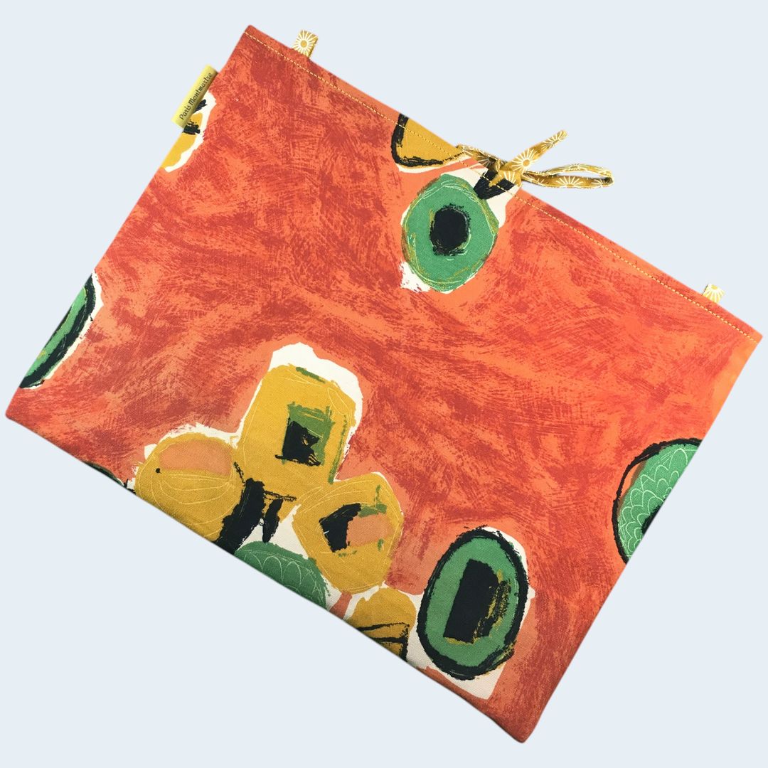 Housse ordinateur 13 pouces en tissu fleuri stylisé et coloré, création originale faite main à Paris, étui doublé réversible. Exemplaire 1 recto face B.