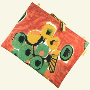 Housse ordinateur 13 pouces en tissu fleuri stylisé et coloré, création originale faite main à Paris, étui doublé réversible. Exemplaire 2 recto face A.