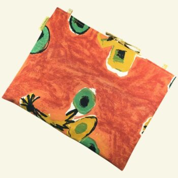 Housse ordinateur 13 pouces en tissu fleuri stylisé et coloré, création originale faite main à Paris, étui doublé réversible. Exemplaire 2 recto face B.