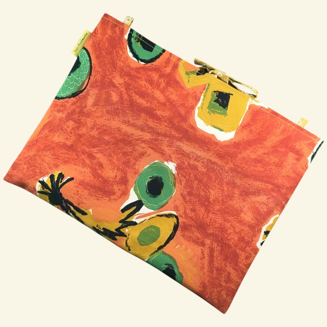 Housse ordinateur 13 pouces en tissu fleuri stylisé et coloré, création originale faite main à Paris, étui doublé réversible. Exemplaire 2 recto face B.