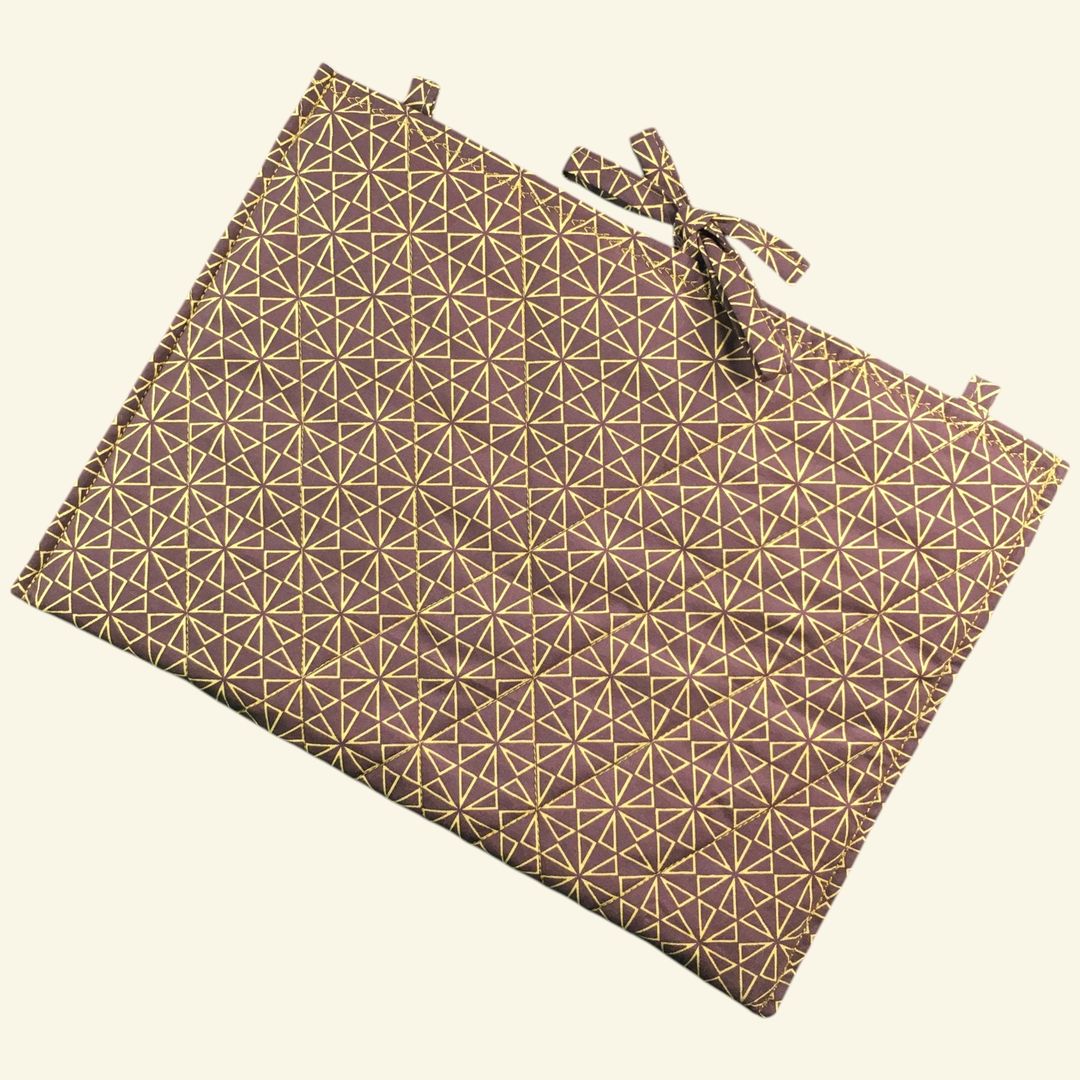 Housse matelassée vintage baroque, pochette à livres et tablettes, création originale pièce unique, tissu revalorisé Beldecor années 1960s. Taille 11-12 pouces. Verso, doublure et matelassage.