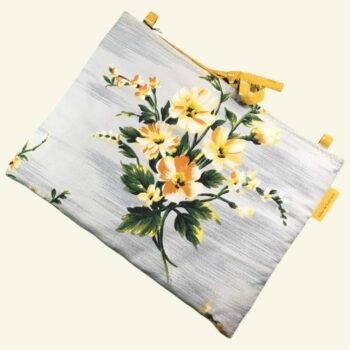 Housse matelassée pour livres et tablettes en tissu floral vintage gris, création originale pièce unique faite main à Paris. Exemplaire 2 recto face A.