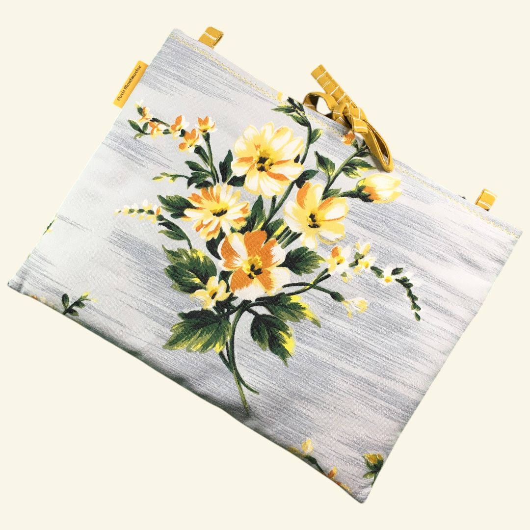 Housse matelassée pour livres et tablettes en tissu floral vintage gris, création originale pièce unique faite main à Paris. Exemplaire 2 recto face B.
