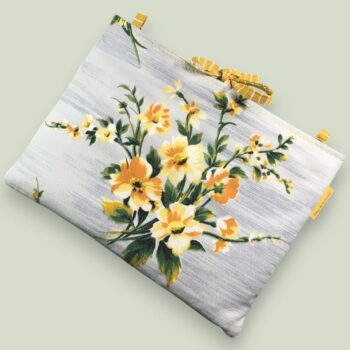 Housse matelassée pour livres et tablettes en tissu floral vintage gris, création originale pièce unique faite main à Paris.