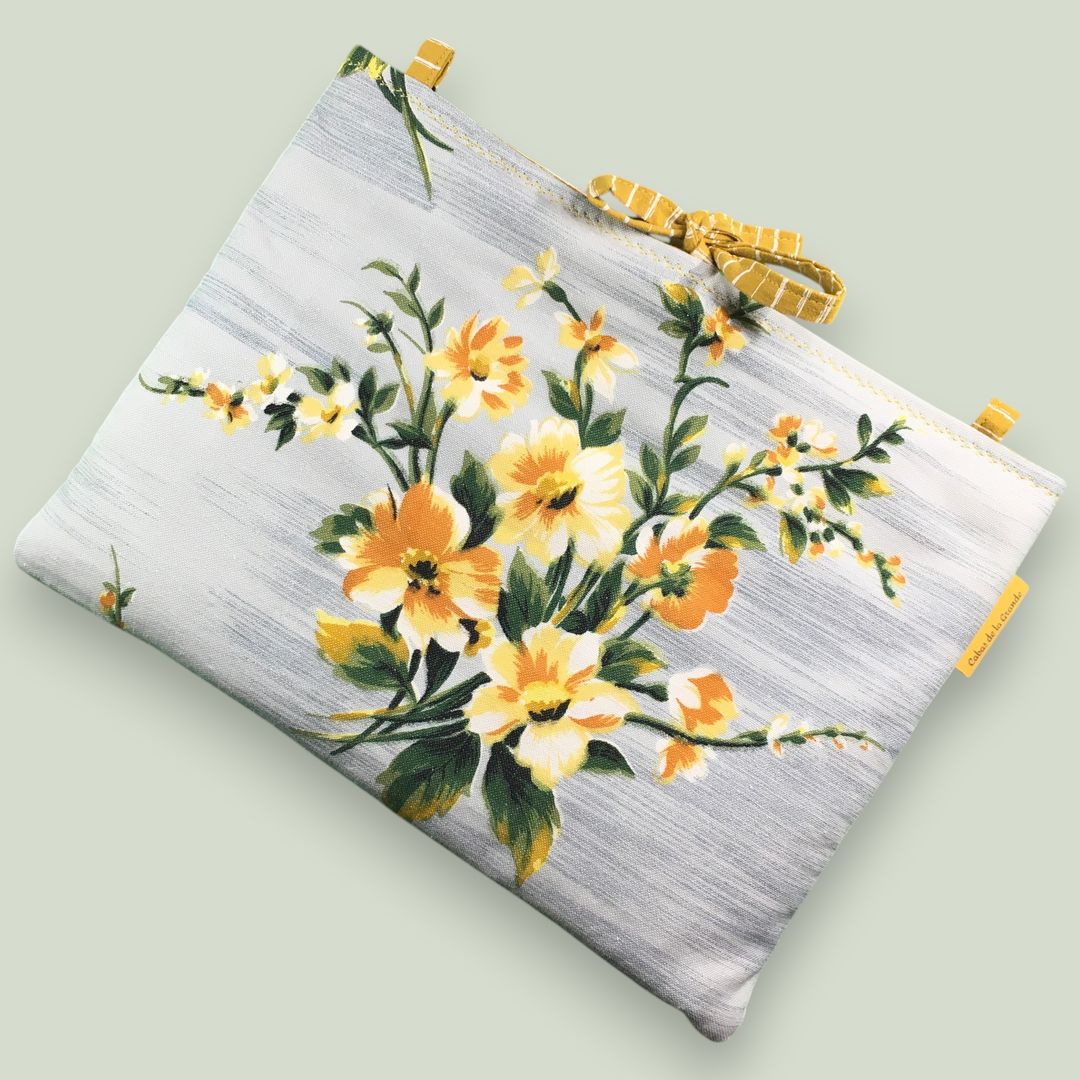 Housse matelassée pour livres et tablettes en tissu floral vintage gris, création originale pièce unique faite main à Paris.
