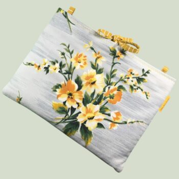 Housse matelassée pour livres et tablettes en tissu floral vintage gris, création originale pièce unique faite main à Paris. Exemplaire 1 recto face A.