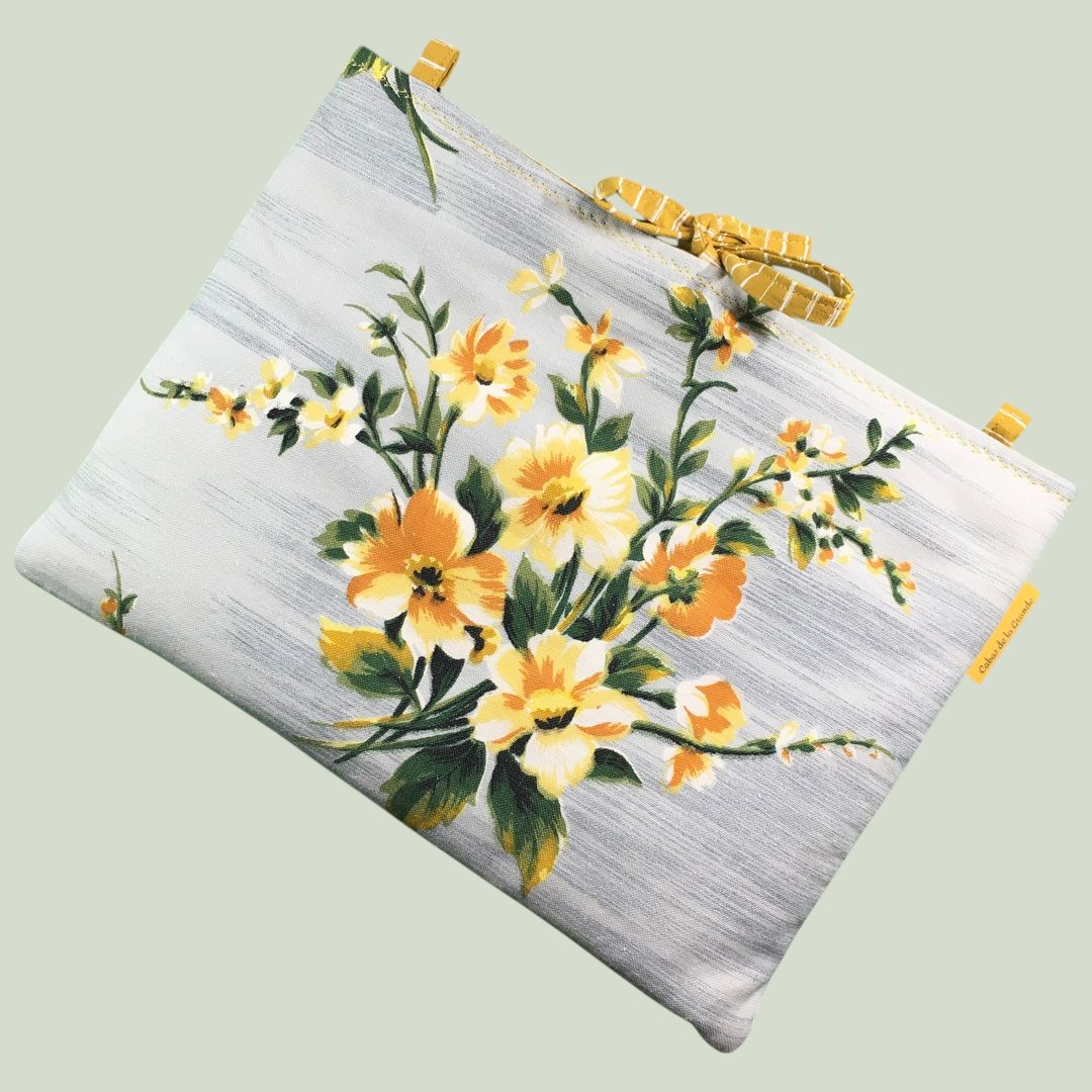 Housse matelassée pour livres et tablettes en tissu floral vintage gris, création originale pièce unique faite main à Paris. Exemplaire 1 recto face A.