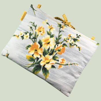Housse matelassée pour livres et tablettes en tissu floral vintage gris, création originale pièce unique faite main à Paris. Exemplaire 1 recto face B.