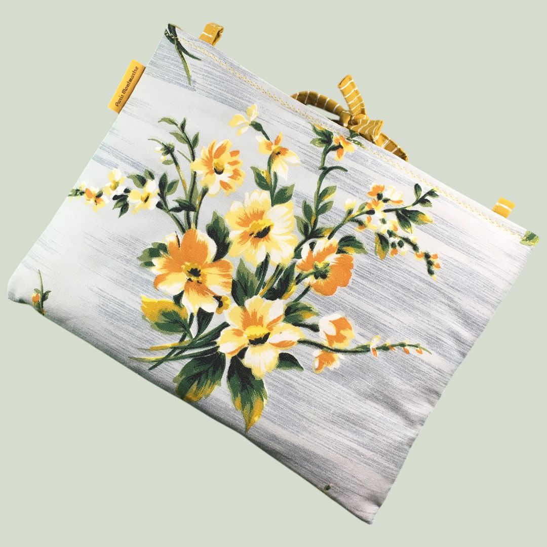 Housse matelassée pour livres et tablettes en tissu floral vintage gris, création originale pièce unique faite main à Paris. Exemplaire 1 recto face B.